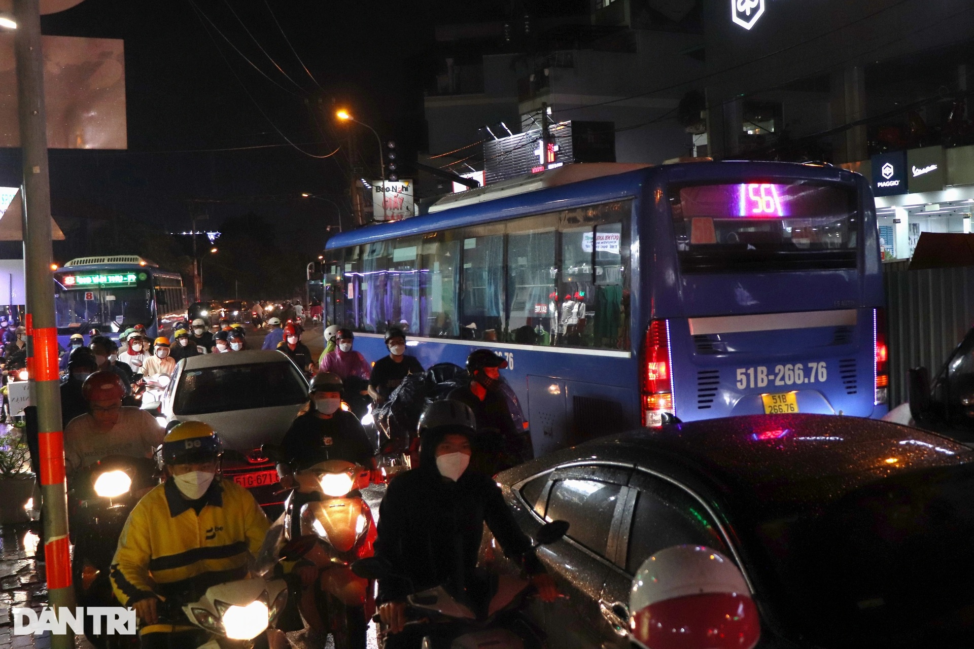 Người dân than trời, giao thông chết đứng vì lô cốt án ngữ giữa đường - 8