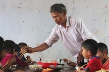 Kon Tum: Thầy cô bỏ tiền túi nấu cơm trưa cho học sinh vùng khó