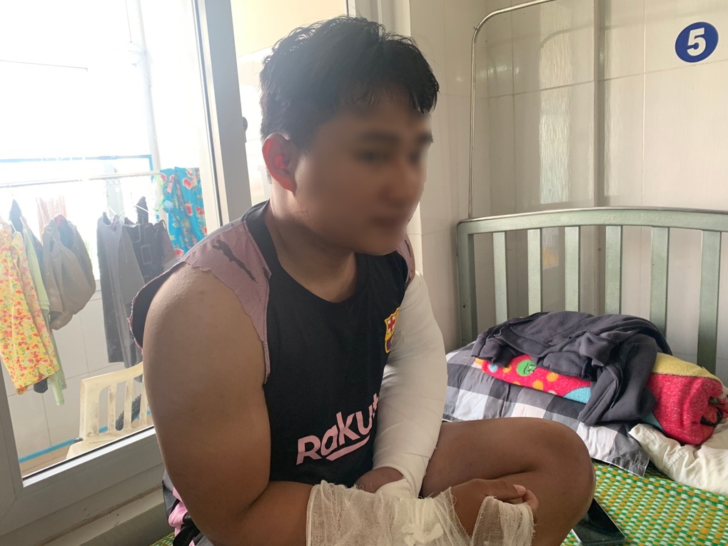 Công an vào cuộc vụ shipper tố bị khách hàng đánh gãy cả 2 tay - 1 Công an vào cuộc vụ shipper tố bị khách hàng đánh gãy cả 2 tay - 1
