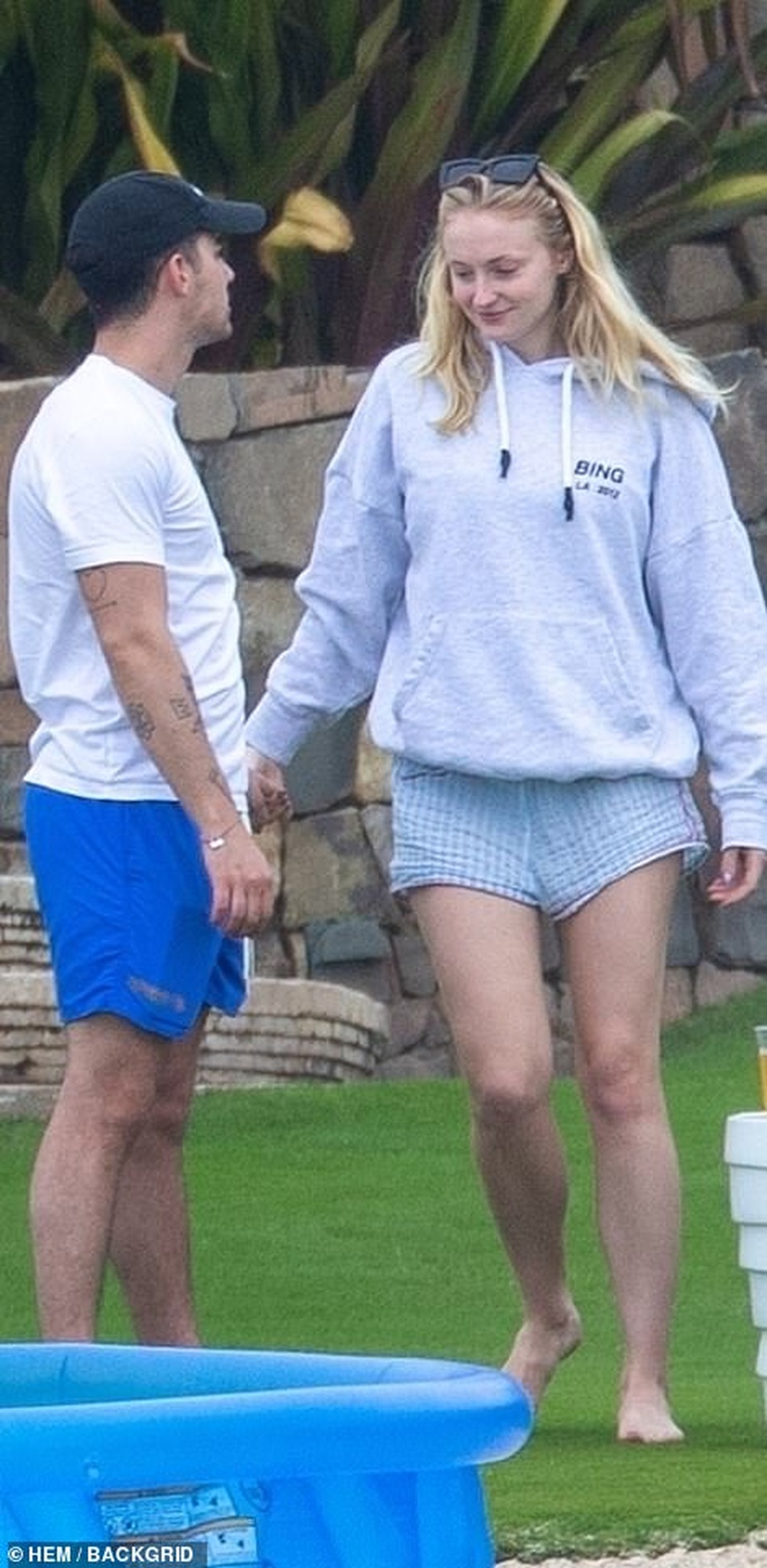 Sophie Turner bế bụng bầu đi nghỉ mát - 6 Sophie Turner bế bụng bầu đi nghỉ mát - 6