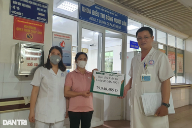 Người đàn ông mất đôi tay vì bỏng điện được giúp đỡ hơn 110 triệu đồng