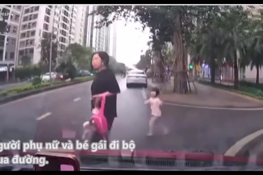 Sự bất cẩn của người lớn khiến bé gái gặp tai nạn nghiêm trọng