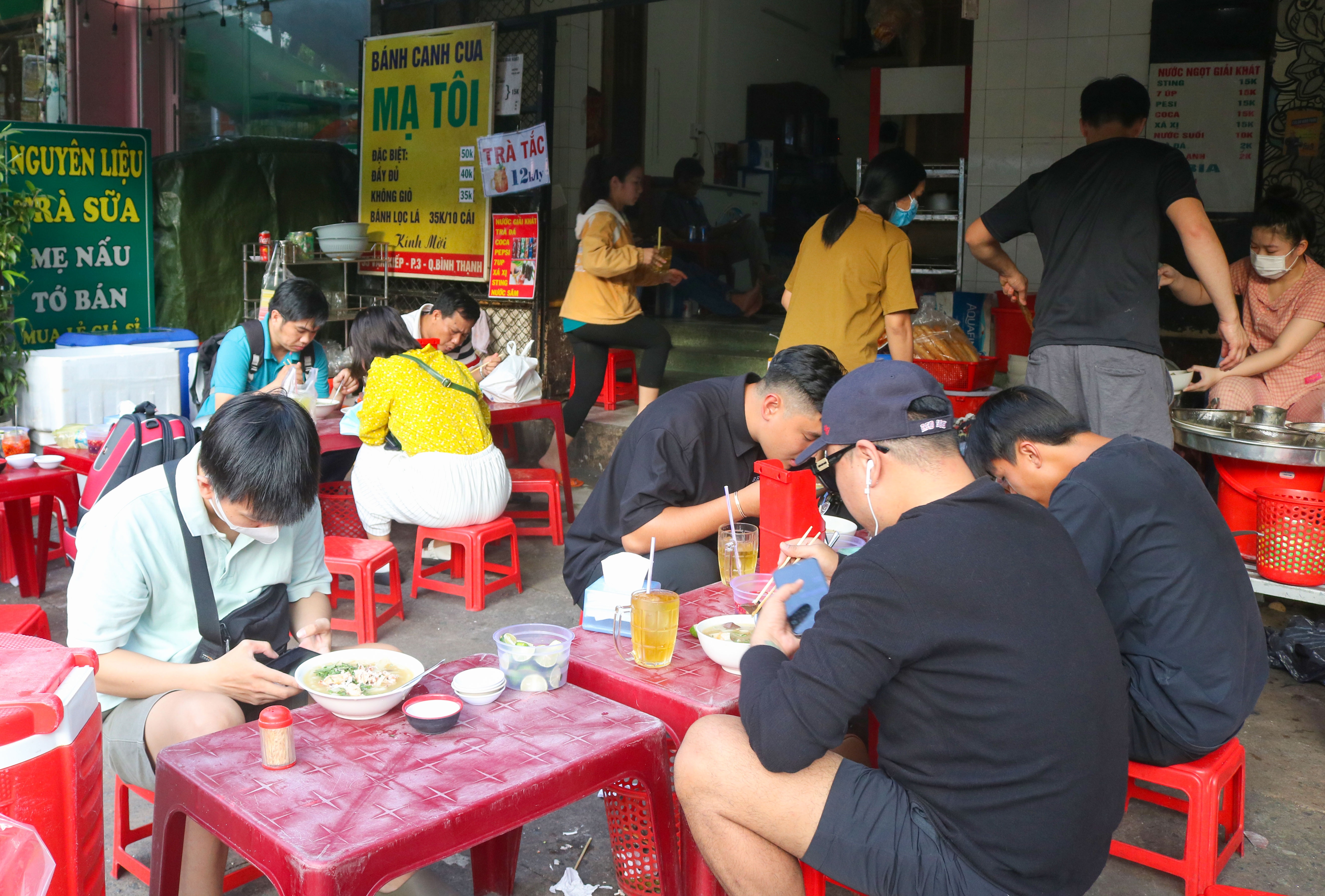 Quán bánh canh hàng độc ngày bán 800 tô, từ lúc giá chỉ 2.000 đồng - 4 Quán bánh canh hàng độc ngày bán 800 tô, từ lúc giá chỉ 2.000 đồng - 4