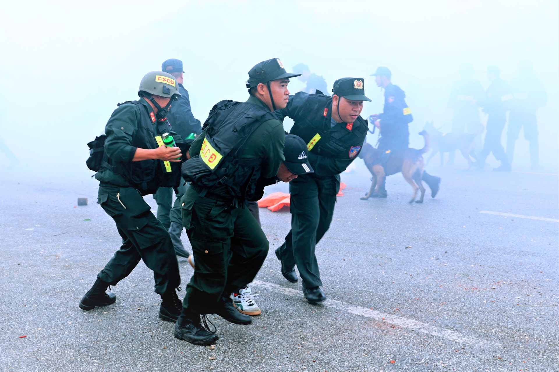 Nữ cảnh sát cơ động vận khí công phá đá, dao kề cổ kéo xe nặng hơn 1 tấn - 10