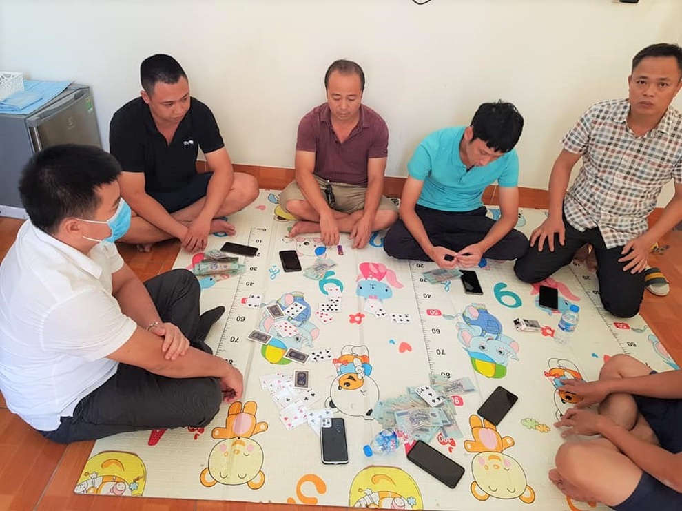Bất chấp dịch Covid-19, sáu con bạc sát phạt nhau trong nhà nghỉ - 1 Bất chấp dịch Covid-19, sáu con bạc sát phạt nhau trong nhà nghỉ - 1