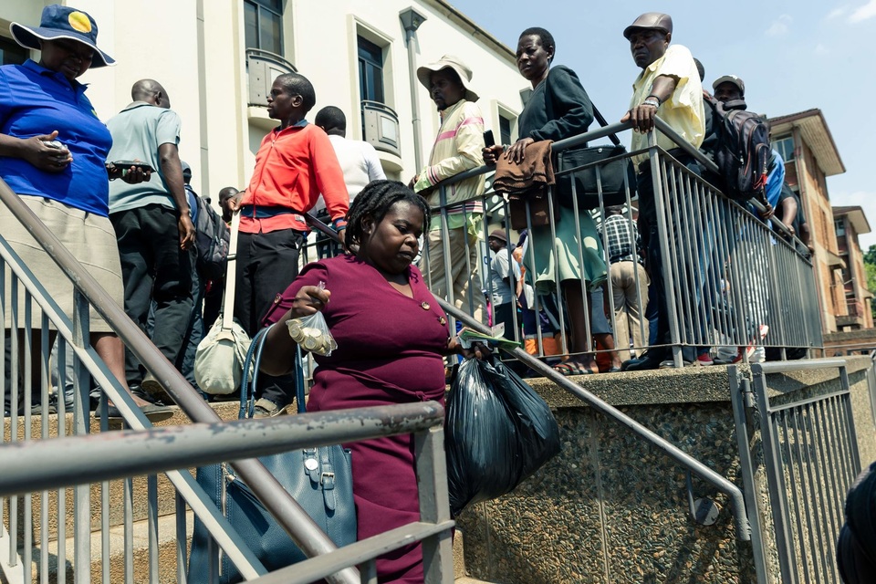 Nhân dân đói khổ, chính phủ Zimbabwe vẫn chi hàng triệu USD tậu xe sang - 2 Nhân dân đói khổ, chính phủ Zimbabwe vẫn chi hàng triệu USD tậu xe sang - 2