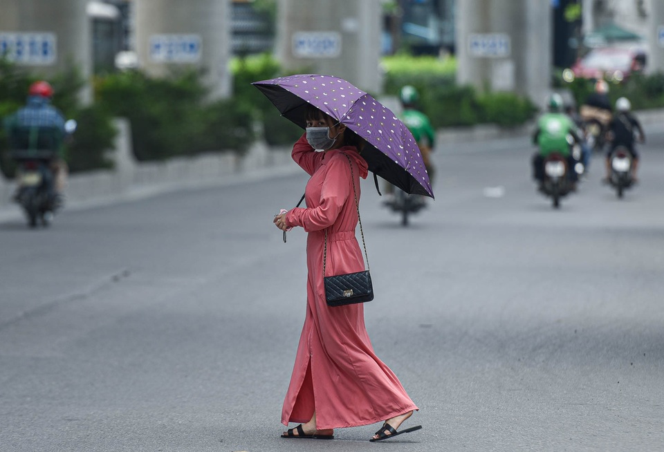 Người dân quay cuồng với nắng nóng đầu hè, mặc 3 lớp áo vẫn bỏng rát - 6 Người dân quay cuồng với nắng nóng đầu hè, mặc 3 lớp áo vẫn bỏng rát - 6