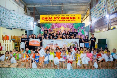 Gcoop Việt Nam tặng quà cho trẻ em mồ côi và khuyết tật tại chùa Kỳ Quang 2