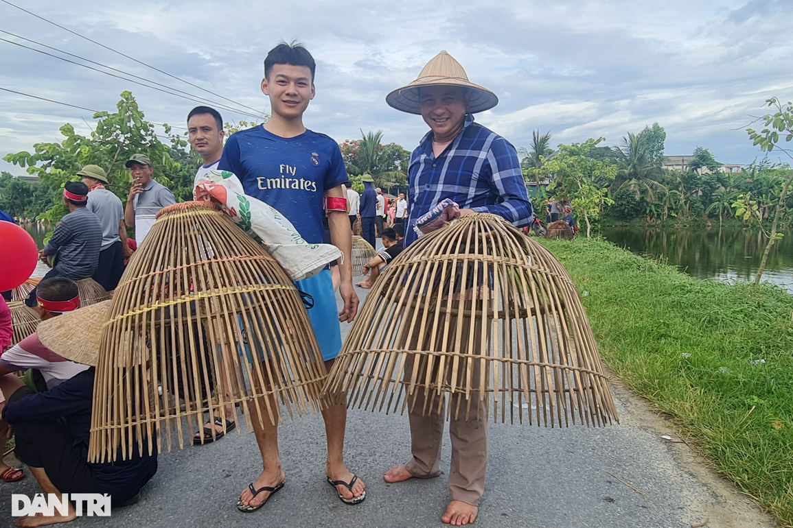 Hàng trăm nơm thủ cùng lao xuống hồ bắt cá - 1 Hàng trăm nơm thủ cùng lao xuống hồ bắt cá - 1
