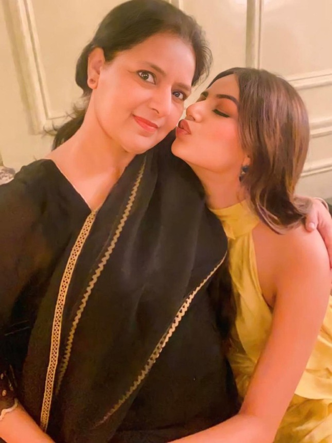 Nhan sắc mẹ ruột Hoa hậu Hoàn vũ 2021 khiến fan ngưỡng mộ - 2