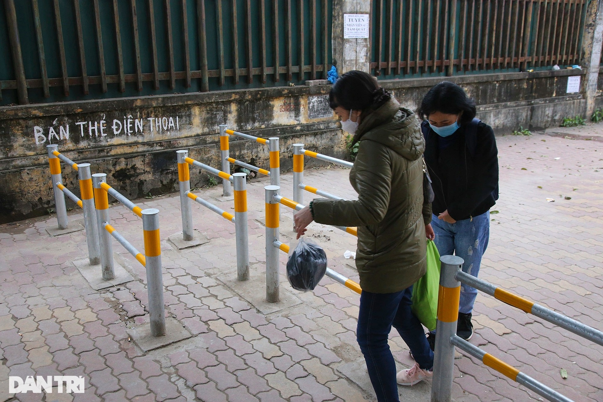 Rào chắn vỉa hè ngăn xe máy gây khó, người đi bộ bất đắc dĩ phải trèo qua - 12 Rào chắn vỉa hè ngăn xe máy gây khó, người đi bộ bất đắc dĩ phải trèo qua - 12