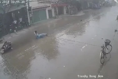 Đừng điều khiển xe quá nhanh khi trời mưa, đường trơn