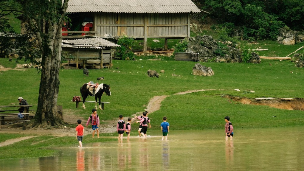 Điểm du lịch Hang Táu nước ngập như sông, du khách chèo thuyền đi bắt cá - 2