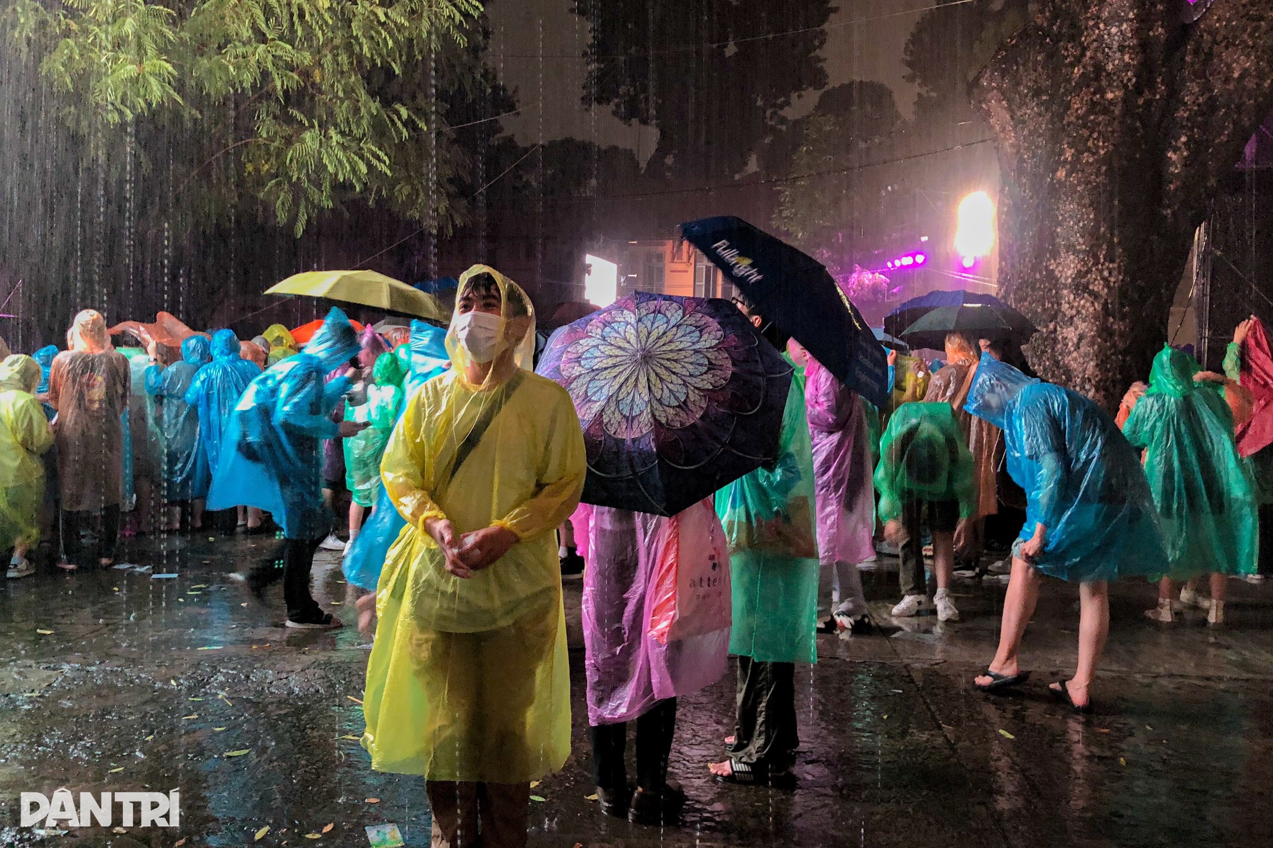 Phuong My Chi, 3.000 seyircinin katıldığı bir müzik gecesinde gözyaşlarına boğuldu, yağmurda şarkı söyledi - 2 Phương Mỹ Chi bật khóc, đội mưa hát trong đêm nhạc 3.000 khán giả - 2