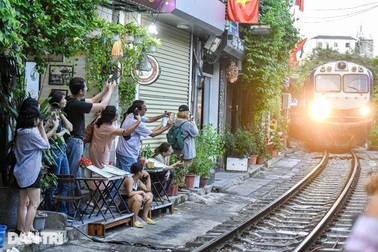 Cà phê đường tàu Hà Nội: Có nên linh hoạt để phát triển du lịch?