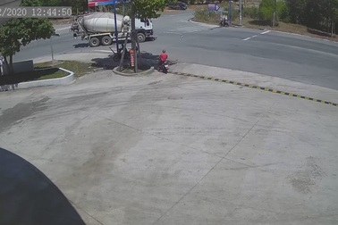 Pha thoát chết đầy may mắn dưới gầm xe trộn bê tông