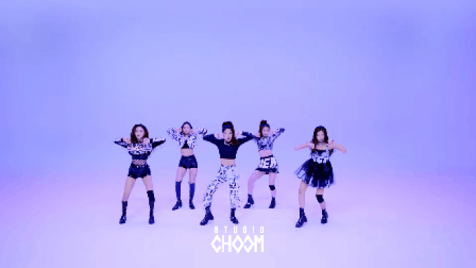 Yuna (ITZY) chỉ ngẫu hứng nháy mắt khi trình diễn WANNABE thôi mà khiến fan đổ rạp, các thành viên tức tốc học hỏi theo ngay đi này! - Ảnh 4. Yuna (ITZY) chỉ ngẫu hứng nháy mắt khi trình diễn WANNABE thôi mà khiến fan đổ rạp, các thành viên tức tốc học hỏi theo ngay đi này! - Ảnh 4.