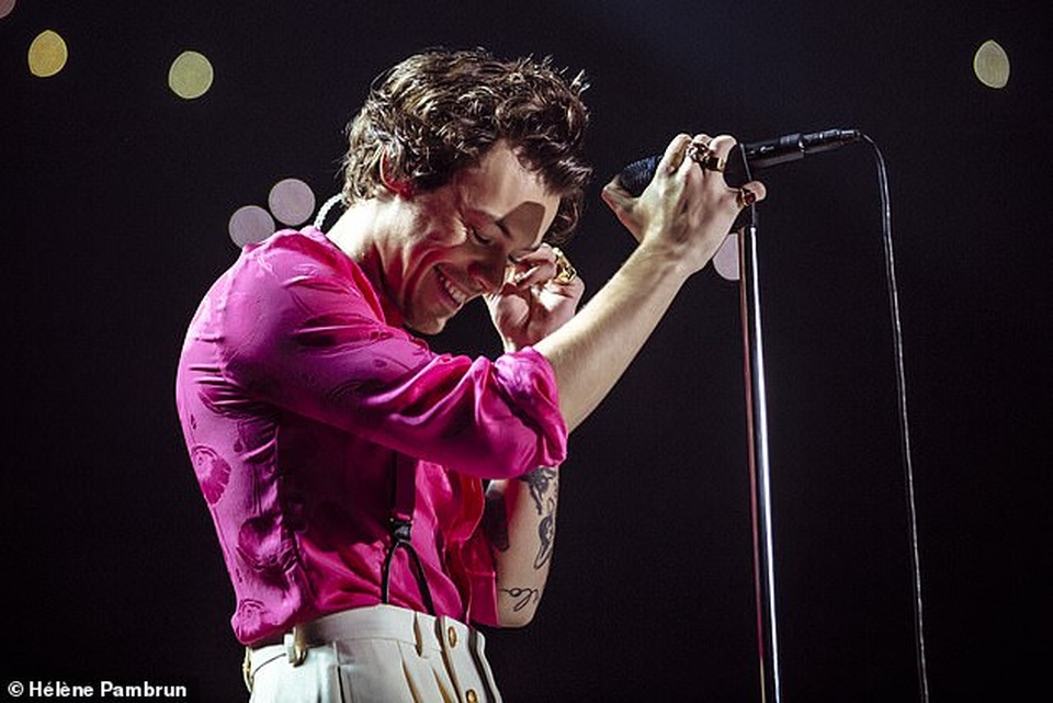 Chuộng trang phục nữ tính, hotboy nhóm One Direction bị nghi ngờ về giới tính - 12