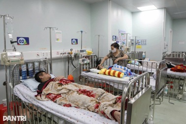 Chủ quan sau khi hạ sốt, bé trai rơi vào sốc sốt xuất huyết nặng