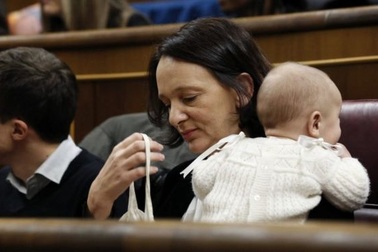 Nữ nghị sỹ Tây Ban Nha cho con bú tại Quốc hội gây xôn xao