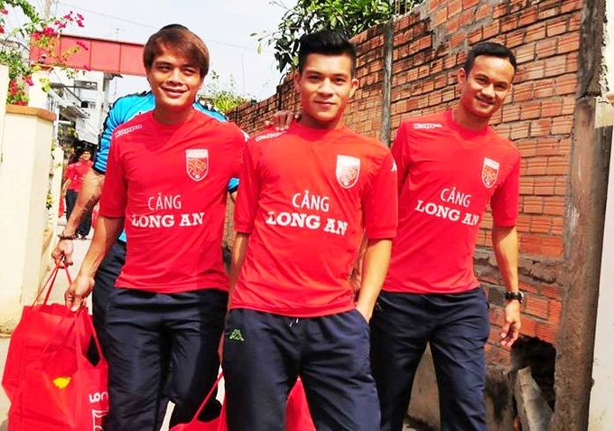 Cầu thủ ĐTLA vui vẻ đi làm từ thiện cuối năm. Tết Bính Thân, dự kiến mỗi cầu thủ sẽ được lì xì 5 triệu đồng. Ảnh: facebook Anh Tuấn