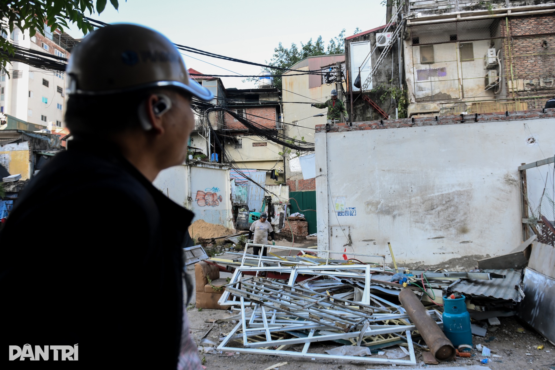 Người dân đi ở nhờ, xin điện, nước trên đường đắt nhất hành tinh ở Hà Nội - 6 Người dân đi ở nhờ, xin điện, nước trên đường đắt nhất hành tinh ở Hà Nội - 6