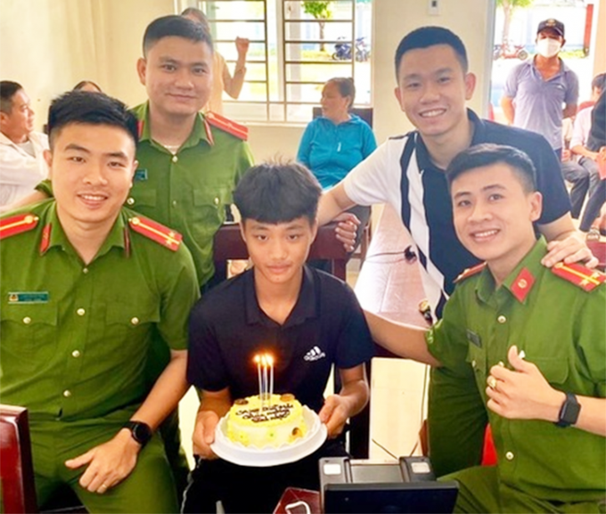 Hình ảnh cậu thiếu niên bên cạnh tổ làm CCCD. Ảnh: H.H.