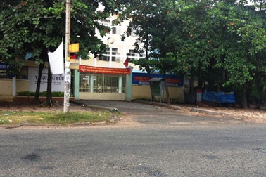 Truy sát bạn học trước cổng trường