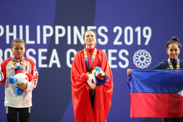 Vương Thị Huyền nén nỗi đau mất cha giành HCV SEA Games
