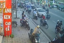 Nguyên nhân người đàn ông chặn đầu ô tô, đập phá giữa đường ở Bình Dương