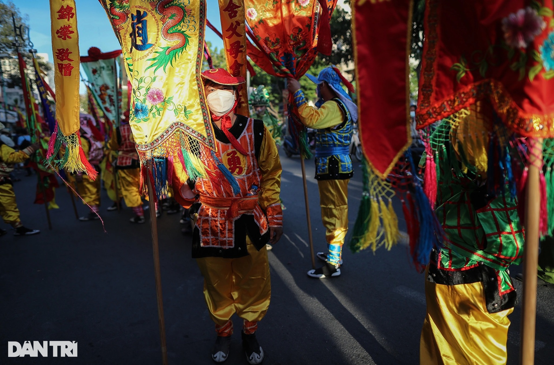 Hàng nghìn người tham gia Lễ hội Tết Nguyên tiêu đầy màu sắc ở TPHCM - 1