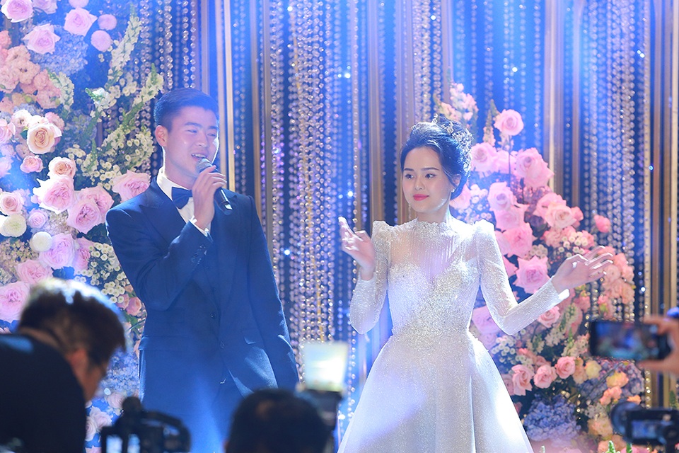 Vợ chồng Duy Mạnh hôn nhau, quẩy tưng bừng cùng dàn sao đình đám - 3 Vợ chồng Duy Mạnh hôn nhau, quẩy tưng bừng cùng dàn sao đình đám - 3