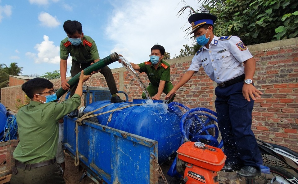 Dùng xe cứu hỏa chở nước “giải khát” cho người dân Bến Tre - 6 Dùng xe cứu hỏa chở nước “giải khát” cho người dân Bến Tre - 6