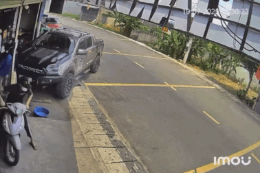 Thanh niên đi xe máy bất ngờ lao ra giữa đường, ô tô phanh không kịp