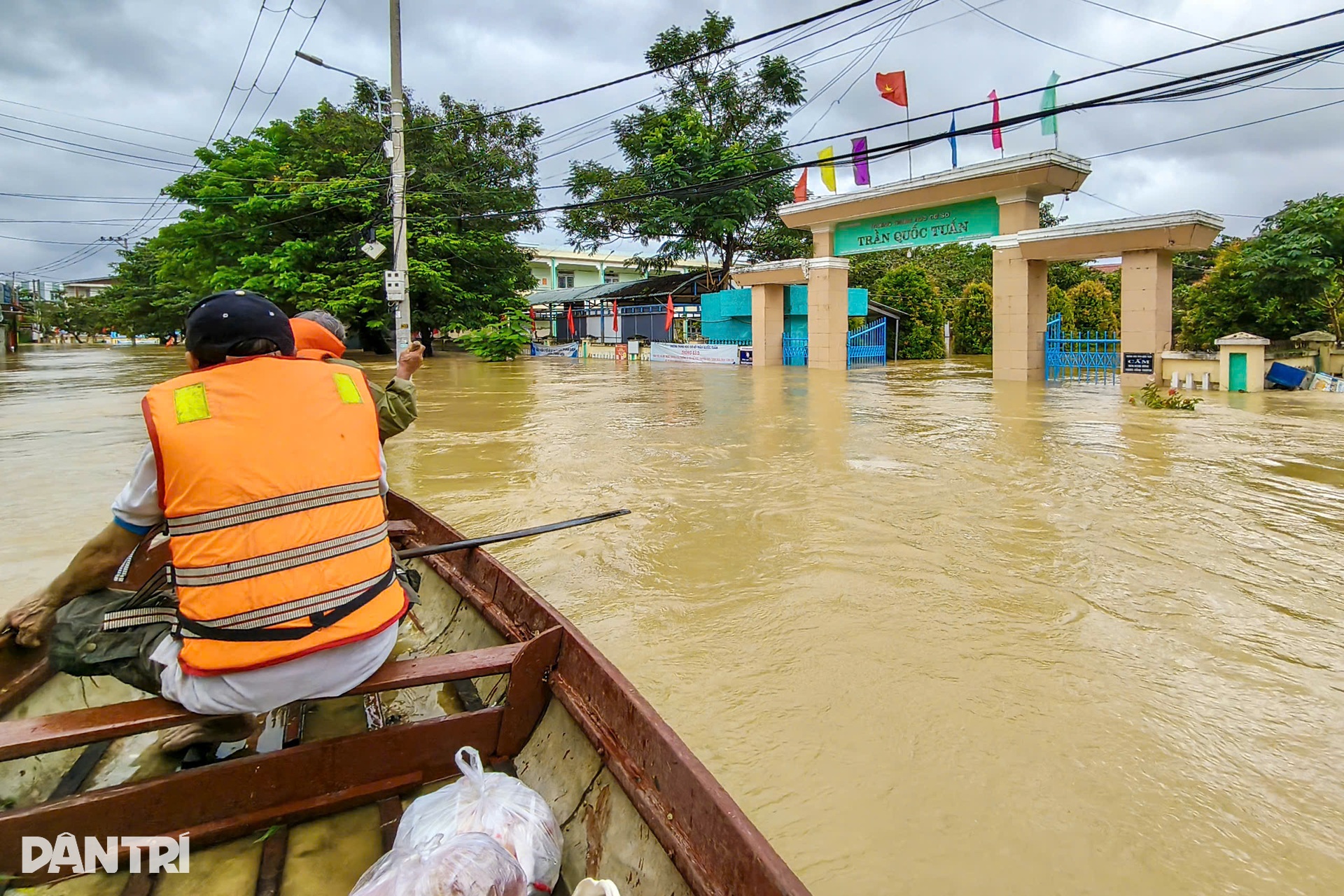 Lũ trên sông ở Đà Nẵng vẫn dâng cao, người dân lội nước ngang ngực về nhà - 9 Lũ trên sông ở Đà Nẵng vẫn dâng cao, người dân lội nước ngang ngực về nhà - 9