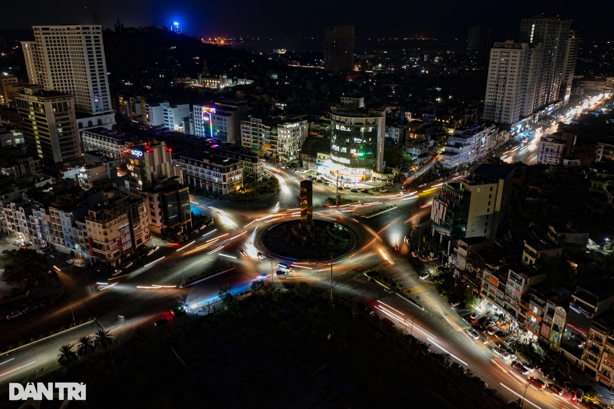 View - TP Hạ Long chìm trong bóng tối, người dân khổ sở vì mất điện, mất nước | Báo Dân trí