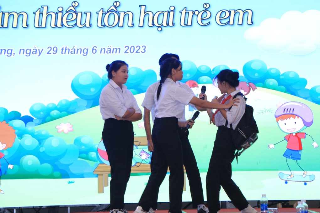 Lãnh đạo tỉnh Bình Dương đối thoại cùng trẻ em - 3 Lãnh đạo tỉnh Bình Dương đối thoại cùng trẻ em - 3