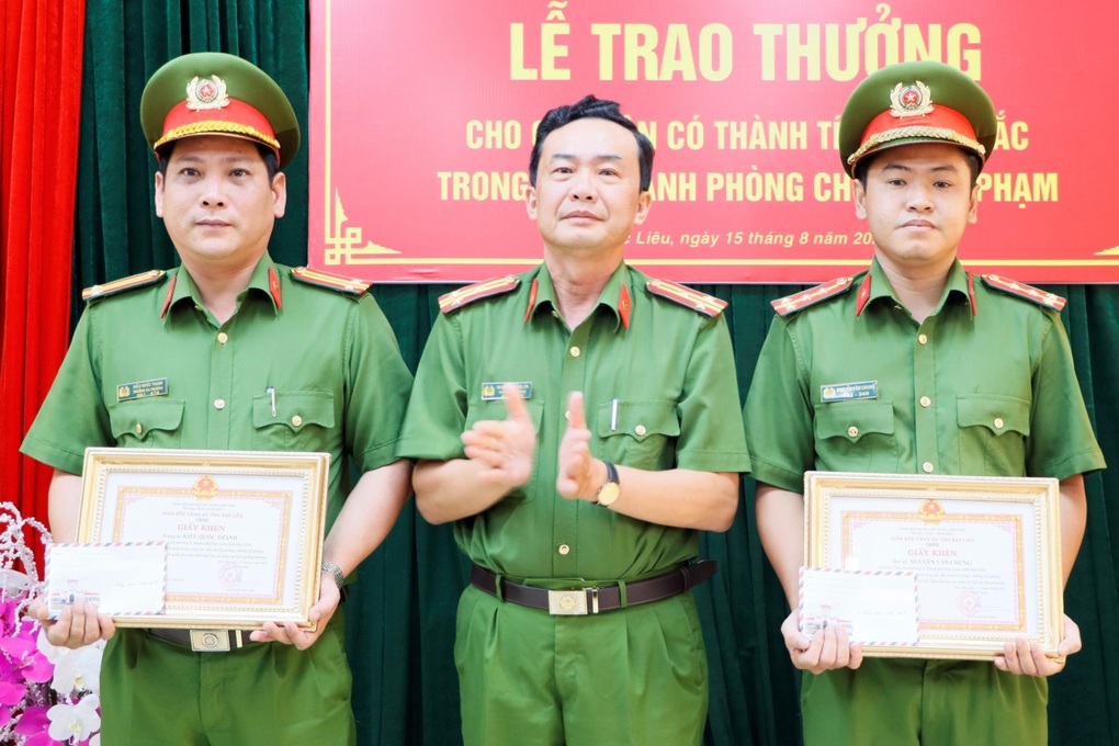 Công an Bạc Liêu khen thưởng đột xuất 3 cá nhân dũng cảm trấn áp tội phạm - 1 Công an Bạc Liêu khen thưởng đột xuất 3 cá nhân dũng cảm trấn áp tội phạm - 1
