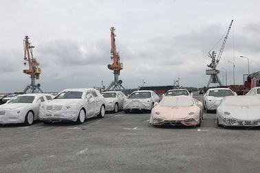 Lamborghini, Bentley lưu cảng vì không có tiền đóng thuế?