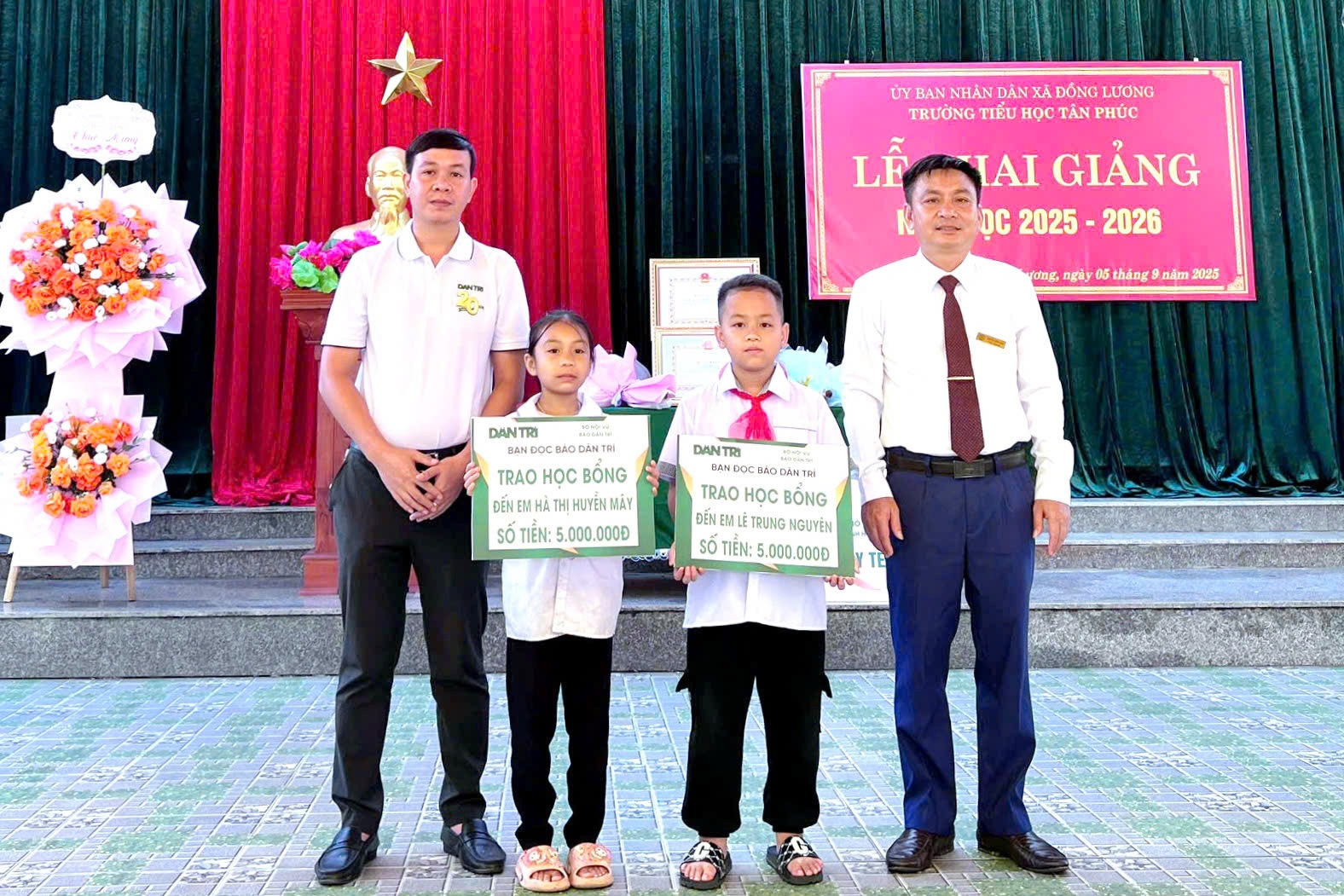 Báo Dân trí trao gần 900 thẻ BHYT đến học sinh tại miền Trung - Tây Nguyên