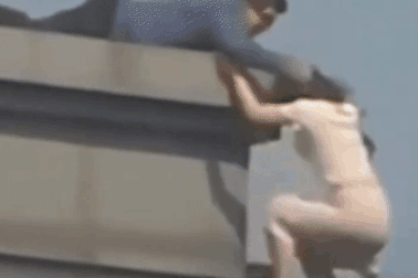 Khoảnh khắc cảnh sát kịp tóm tay cô gái định làm điều dại dột ở tầng 19