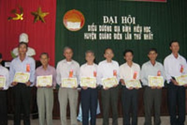 Biểu dương các gia đình hiếu học ở Quảng Điền