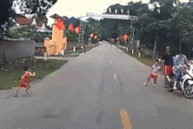 Em bé chạy băng qua mũi ô tô khiến cả tài xế lẫn người xem "đứng tim"