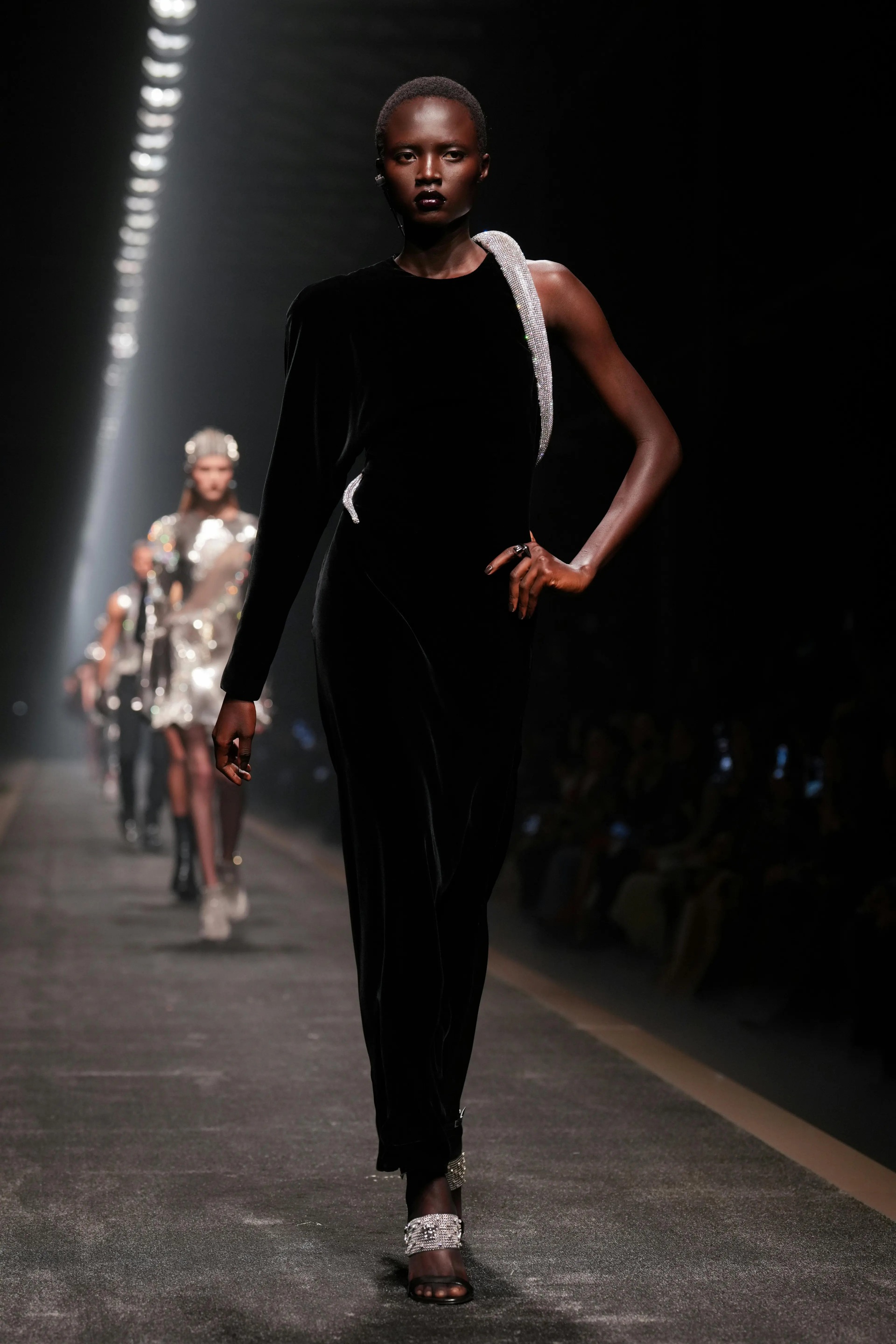 Mỹ nam Hàn Quốc tẩy tóc cá tính, gây náo loạn tại show Versace - 18 Mỹ nam Hàn Quốc tẩy tóc cá tính, gây náo loạn tại show Versace - 18