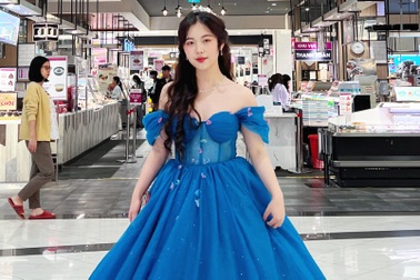 Cô gái gây "sốt" mạng xã hội vì mặc váy công chúa đi siêu thị