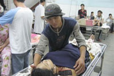 Sập tường, 3 người chết và bị thương