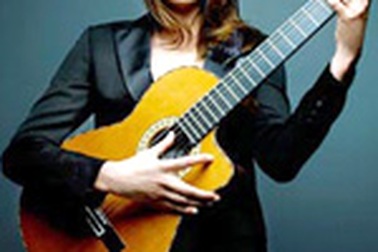 Đệ nhất phu nhân Pháp biểu diễn trực tiếp trên truyền hình Anh