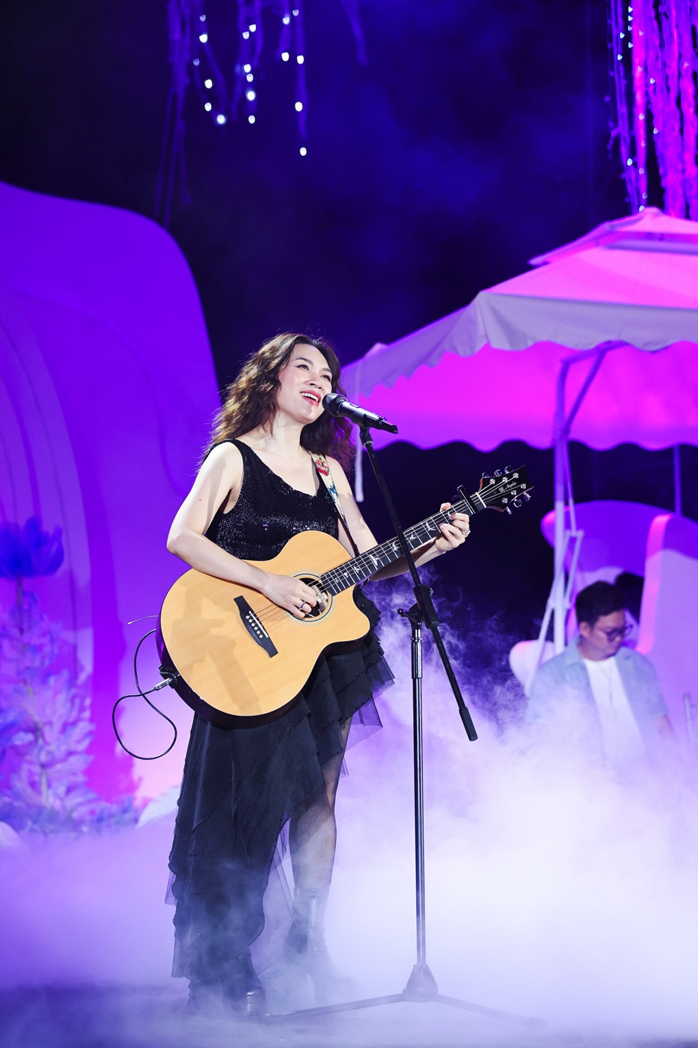 Khán giả quê nhà đội mưa xem Mỹ Tâm ôm đàn guitar, hát loạt hít đình đám - 2 Khán giả quê nhà đội mưa xem Mỹ Tâm ôm đàn guitar, hát loạt hít đình đám - 2