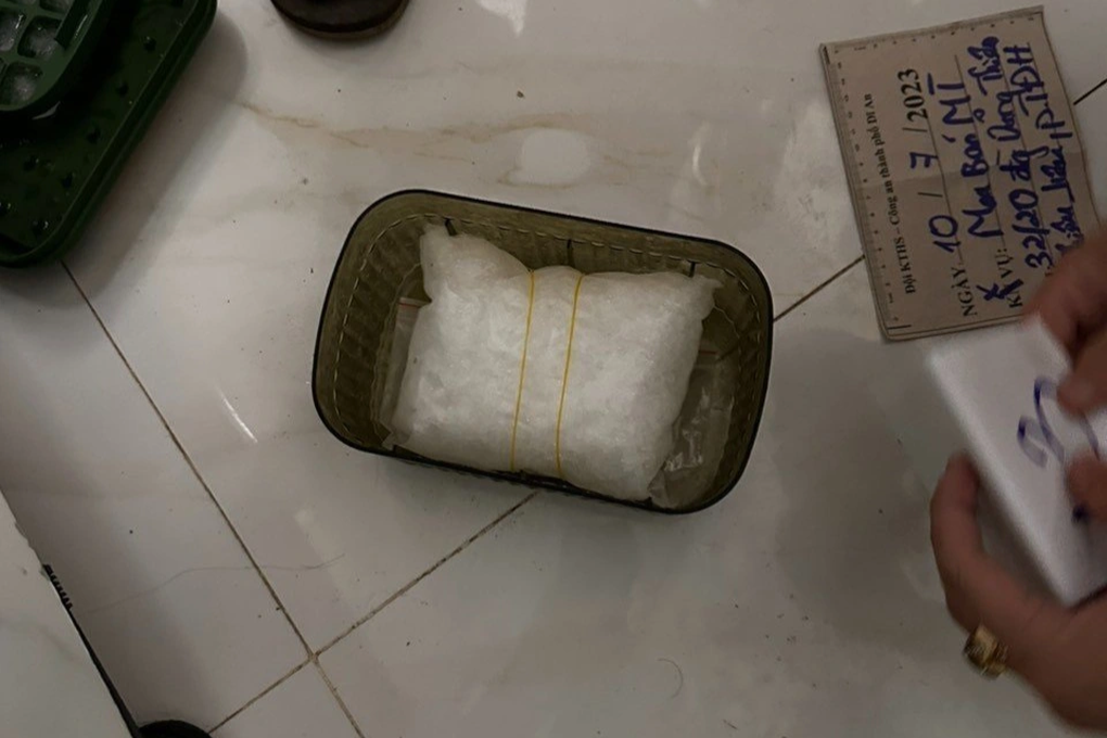 Thu giữ hơn 1kg ma túy tại nhà của đôi nam nữ ở Bình Dương - 2 Thu giữ hơn 1kg ma túy tại nhà của đôi nam nữ ở Bình Dương - 2