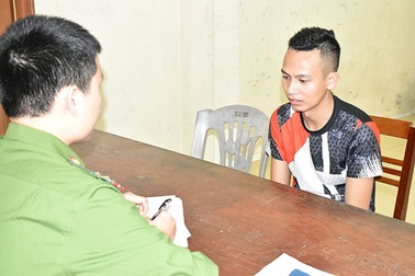 Nam thanh niên lái ô tô hất cảnh sát lên nắp ca pô, chạy 100m